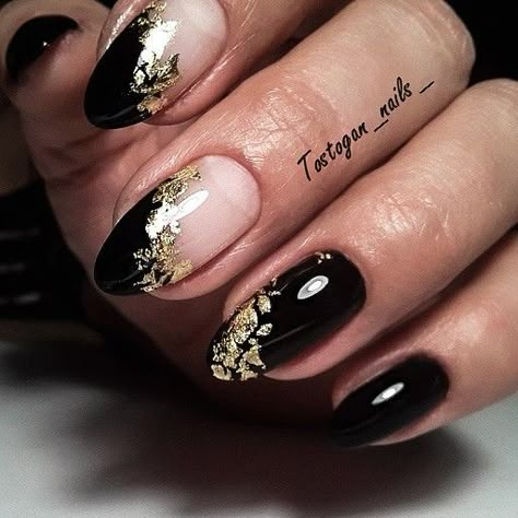 Nail Art Black And Gold Classy, Black Nails With Rose Gold Foil, Black Gold Gel Nails, Black And Gold Round Nails, Cute Black And Gold Nails Ideas, Black With Gold Flakes Nails, Black And Gold Foil Nails, Black And Gold Ombre Nails, Black Nails With Gold Flakes