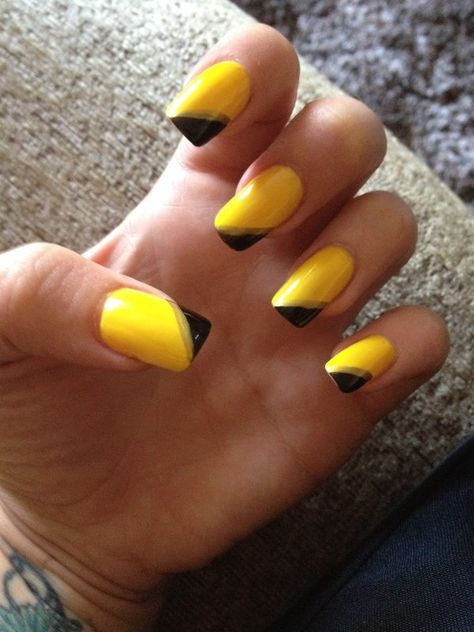 Black And Yellow Dip Powder Nails, Yellow And Black Nails Design Simple, Nail Designs Yellow And Black, Yellow Nails With Black Design, Black And Yellow Nails Simple, Yellow Black And White Nails, Black And Yellow Nails Acrylic, Black And Yellow Nails Design, Hawkeye Nails