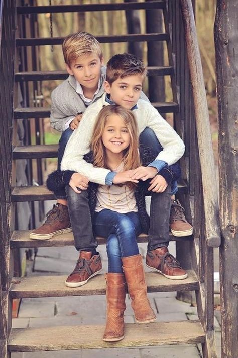 Diy Photo Backdrop Stand, Siblings Photoshoot, Sibling Photography Poses, Photo Backdrop Stand, Sibling Photo Shoots, Sibling Pictures, Diy Photo Backdrop, Sibling Poses, Family Portrait Poses