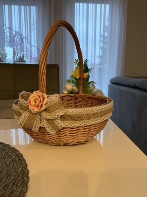 Hamper Basket Decoration, Basket Packing Ideas, Husband Easter Basket Ideas, Easter Basket For Husband, Hamper Basket Ideas, Husband Easter Basket, Basket Design Ideas, Easter Basket Craft, Easter Baskets Ideas