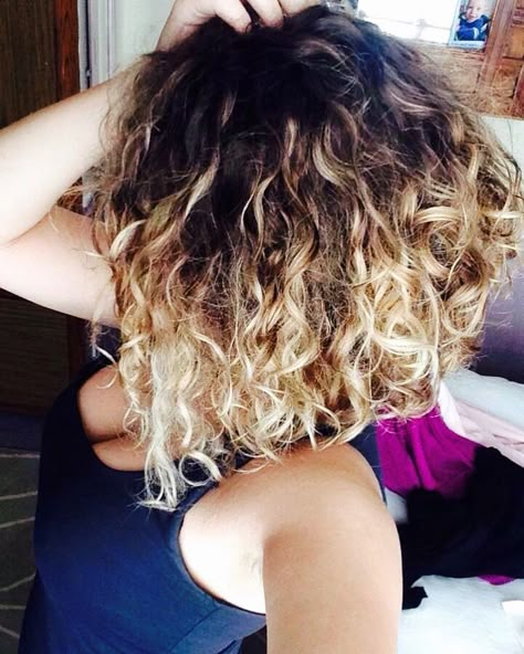 Curly Hair Lob, Blonde Curly Hair Natural, Lob Balayage, Curly Balayage Hair, Hair Lob, Ombre Curly Hair, Curly Lob, Blonde Curly Hair, Colored Curly Hair