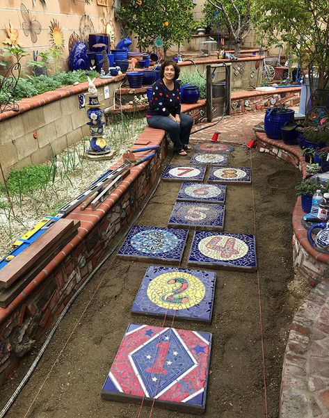 Square Mosaic Stepping Stone Patterns, Mosaic Garden Stepping Stones, Garden Walkways Pathways, Pebble Mosaic Garden, Mosaic Garden Path, Concrete Stepping Stones Diy, Mosaic Steps, Mosaic Pavers, Mosaic Pathway