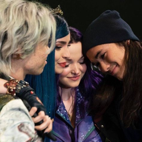 Disney Descendants Movie, Disney Channel Movies, Mal And Evie, Disney Descendants 3, Disney Channel Descendants, Descendants Cast, Booboo Stewart, Anne Mcclain, Skai Jackson