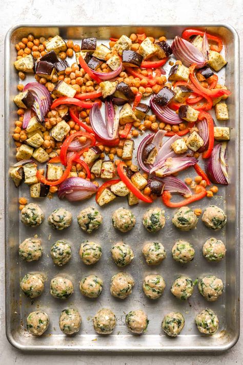 This Sheet Pan Greek Meatballs recipe is a one-dish meal that the whole family will love! This recipe features lemon and herb chicken meatballs accompanied by a blend of perfectly seasoned roasted veggies and chickpeas. Sheet Pan Greek Meatballs, Meatball Sheet Pan, Lemon And Herb Chicken, Greek Sheet Pan, Greek Meatballs Recipe, Veggie Plate, Sheet Pan Meals Chicken, Greek Meatballs, Tummy Yummy