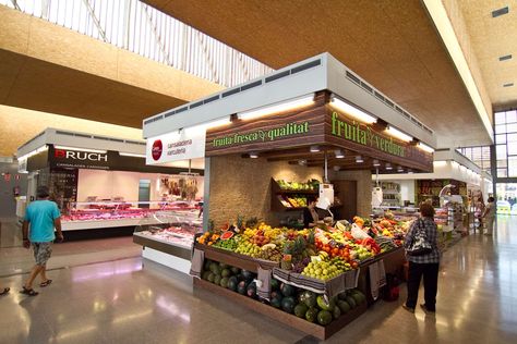 Photography by Jordi Comas and Pere Tordera.   The new fresh products market is a Mediterranean building: the sales area is a large open space with the light... Fruit Shop, Market Ideas, Public Market, Market Stalls, Architecture Interiors, Facade Architecture, San Pedro, Ancient Greece, Urban Design