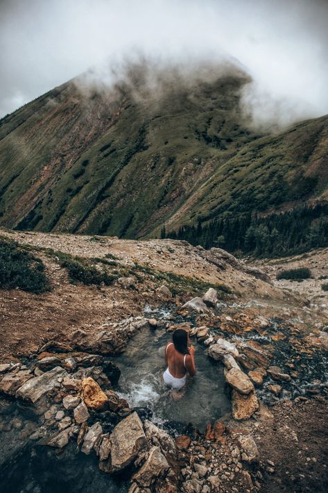 14 Breathtaking Hikes in Kananaskis You Can't Afford to Miss! Canada Hikes, Mist Mountain, Travel Alberta, Oregon Trip, Travelling Ideas, Alberta Travel, Hiking Photos, Natural Hot Springs, Hiking Places