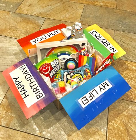 forget the color themed boxes- why not have a rainbow !!! Boyfriend Basket, Valentines Gift For Boyfriend Baskets, Bday Gift For Boyfriend, Diy Best Friend Gifts, Gifts For Hubby, Bff Birthday Gift, Bff Birthday, Themed Gift Baskets