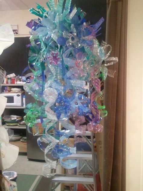 Chihuly inspired sculpture for my g.daughters room...water bottles Water Bottle Sculpture, Plastic Bottle Sculpture, Recyclable Art, Bottle Sculpture, Spongebob Crafts, Enchanted Forest Book, Junk Kouture, Conceptual Model, Ocean Bedroom