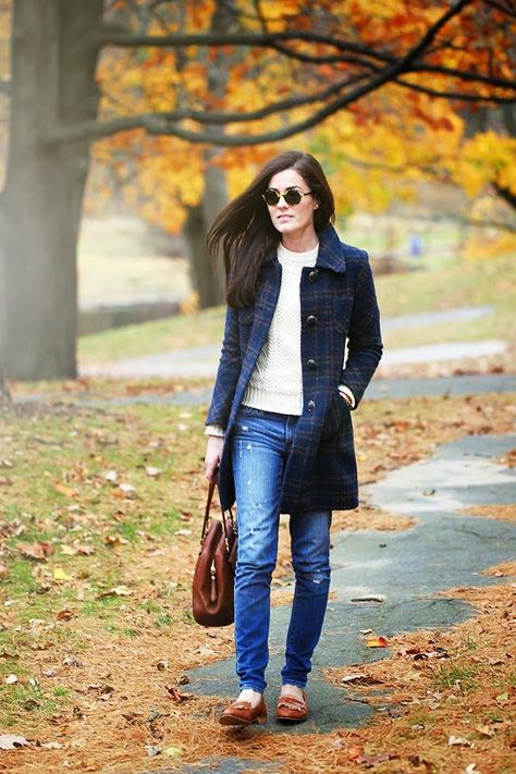 Preppy Winter Outfits, Classy Fall Outfits, Pijamas Women, Classy Girls Wear Pearls, Fall Fashion Coats, 2015 Fashion Trends, Preppy Fashion, Preppy Winter, Woman Walking