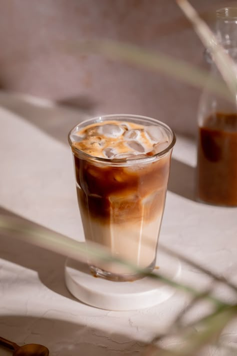 This beautifully layered coffee drink combines dark brown sugar and miso for an unlikely but delicious fusion of flavors! Brown Sugar Milk Tea Recipe, Japanese Iced Coffee, Brown Sugar Milk Tea, Korean Cafe Drinks, Brown Sugar Milk Tea Boba, Brown Sugar Boba Milk Tea, Unique Recipes Desserts, Caramel Drinks, Korean Cafe