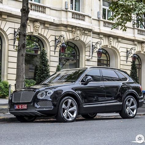 Looking mighty impressive! The #Bentley #Bentayga! Spotted in #Paris. #Autogespot Bentley Auto, Bentley Suv, Small Luxury Cars, Bentley Bentayga, New Luxury Cars, Bentley Motors, Bentley Car, Bentley Continental Gt, Car Center