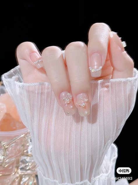 Korean Pearl Nails, Xiaohongshu Nails, Chinese Nails, Pearl Aesthetic, Japanese Pearls, Asian Nails, Pearl Nails, Acrylic Nail Art, Cute Nail Designs