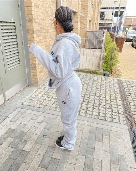 Plt Grey Tracksuit, All Black Tracksuit Outfit, Plt Tracksuit Outfit Ideas, Plt Sweatsuit Outfit, Plt Sweatsuit, Plt Sweatpants Outfit, Grey Leggings Outfit Baddie, Comfy Baddie Fits, Plt Sweatpants