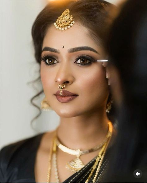 Pre Wedding Makeup Ideas, Hindu Bridal Makeup Kerala, Bride Makeup Indian, South Indian Bride Makeup, South Indian Makeup Look, Kerala Bridal Makeup, Marriage Hairstyle, South Bride, Simple Bridal Hairstyle