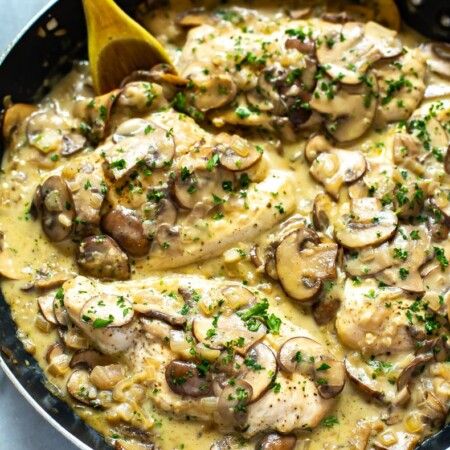 Skinny Easy Chicken Marsala Skillet - The Girl on Bloor Chicken Marsala Recipes, Marsala Recipes, Champagne Chicken, Chicken With Mushrooms, Chicken Marsala Easy, Low Calorie Chicken, Creamy Mushroom Chicken, Chicken Breast Cutlet, Healthy Low Calorie