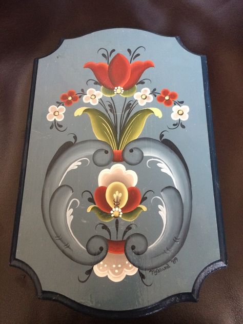 Rosemaling Pattern Tutorials, Rosemaling Ornaments, Scandinavian Paintings, Rosemaling House, Os Rosemaling, Hallingdal Rosemaling, Rosemaling Pattern, Valdres Rosemaling, Norwegian Rosemaling