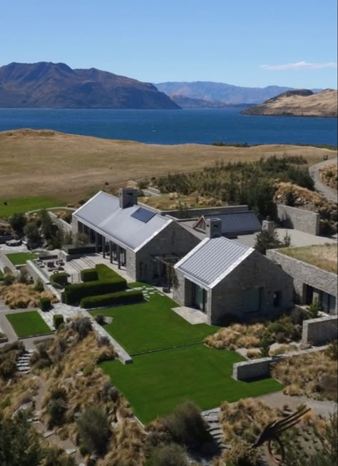 New Zealand Modern House, New Zealand Architecture Modern, New Zealand Farmhouse, Long House Exterior, New Zealand House, New Zealand Architecture, Wanaka New Zealand, Farmhouse Architecture, New Zealand Houses