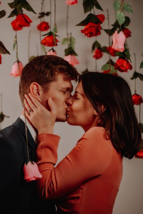 Roses hanging from the ceiling while couple kisses on Valentine's Day Valentines Engagement Photos, Valentines Photography Couples, Valentines Day Photoshoot, Valentine Mini Session, Valentine Photo Shoot, Senior Boy Poses, Photography Mini Sessions, Studio Portrait Photography, Flower Photoshoot