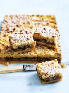 Donna Hay's apple crumble slice (try swapping sultanas for raspberries! ) Apple Crumble Tray Bake, Apple Crumble Slice Recipe, Easy Sweet Traybakes, Apple Crumble Slice, Easy Apple Slices Recipes, Tray Bake Recipes Dessert, Easy Slice Recipes, Slices Recipes Easy, Apple Slices Recipes