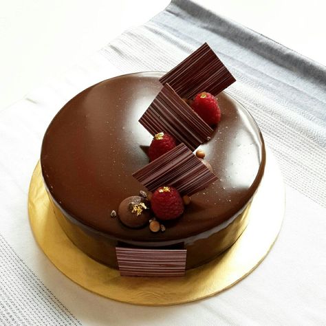 Chocolate Glaze Cake Decoration, Sacher Cake Decoration, Chocolate Cake Garnish, Elegant Chocolate Cake Design, Fancy Chocolate Cake, Chocolate Entremet, Cake Designs For Girl, Fancy Desserts Recipes, Chocolate Cake Designs