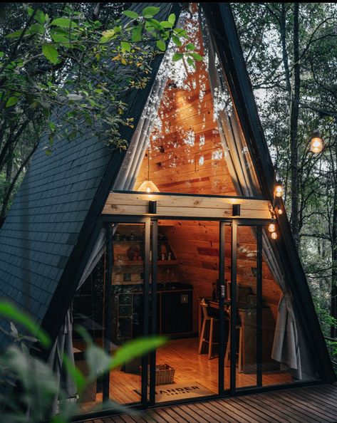 Resort Ideas, Mini Homes, Airbnb Promotion, Frame Cabin, A Frame Cabin, A Frame House, Tiny House Cabin, Mini House, House In The Woods