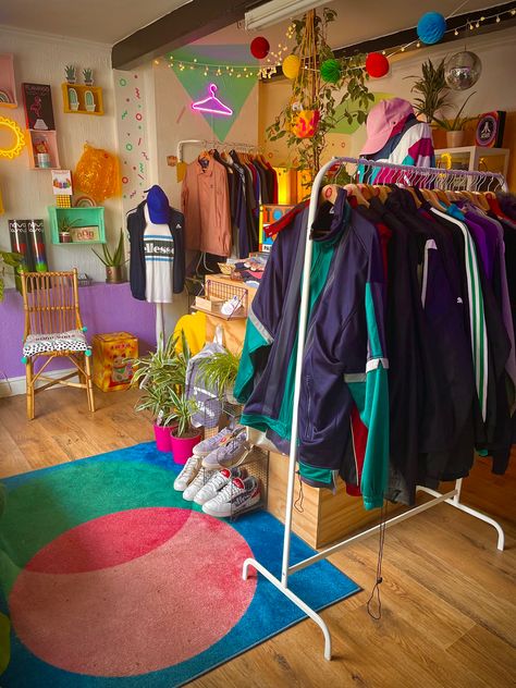 90s 80s retro shop room Retro Dressing Room, Depop Store Ideas, Retro Store Aesthetic, Thrift Shop Interior Design, Second Hand Store Ideas Decorating, Vintage Pop Up Shop Display, Aesthetic Rooms Ideas, Nostalgic Room, Clothing Shop Interiors