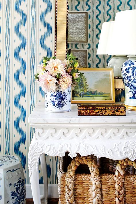 How To Master Classic Georgian Style | Southern Living Living Room Neoclassic, White Entry Table, Green Family Rooms, Sarah Bartholomew, Small Sunroom, Blue And White Wallpaper, Entryway Console Table, Entryway Console, Chinoiserie Chic