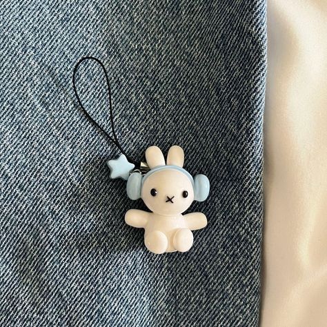 Key Chains Clay, Miffy Clay Charm, Light Blue Headphones, Miffy Clay, Blue Miffy, Polymer Clay Keychains, Blue Headphones, Phone Keychain, Clay Keychain