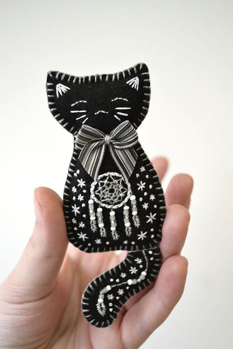 Black felt kitty brooch embroidered w silver thread, pic share. Black Felt Crafts Ideas, Felt Cat Brooch, Felt Cat Patterns Free Templates, Felt Brooch Pattern Templates, Felt Broches, Felt Kitty, Diy Felt Christmas Ornaments, Felt Crafts Patterns, Black Kitty