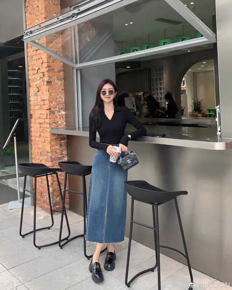 Outfit Casual Korea, Mulvan Official, Skirt Jeans Outfit, Denim Long Skirt Outfit, Long Skirt Outfits Korean, Fashion Style 2023, Skirt Outfits Korean, Jeans Long Skirt, Rok Outfit