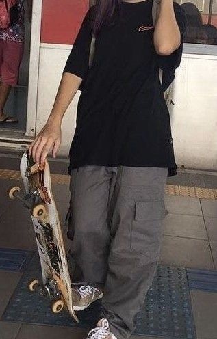 Oversized Black T Shirt, Baggy Outfit Ideas, Grey Cargo Pants, Skate Style, Baggy Clothes, Tomboy Style Outfits, Fire Fits, Swaggy Outfits, Tomboy Fashion