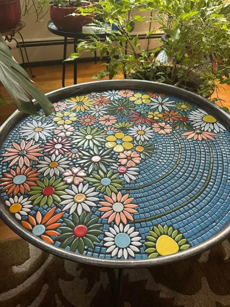 Mosaic Placemats, Outdoor Mosaic Ideas, Diy Mosaic Table Top, Mosaic Ideas Beginner, Garden Mosaic Projects, Mosaic Bird Bath, Garden Mosaics, Flower Mosaic, Mosaic Coffee Table