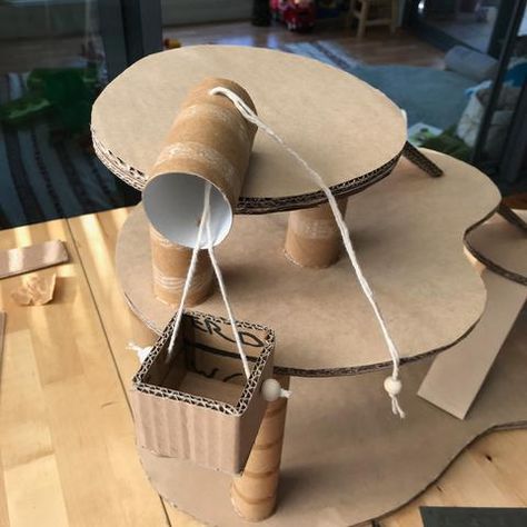 Recycled cardboard treehouse Diy Mouse Toys, Diy Hamster Toys, Cardboard Tube Crafts, Paper Roll Crafts Diy, Magic Wood, Hamster Diy, Crafts For Kids Easy, Hamster Toys, Diy Cat Toys