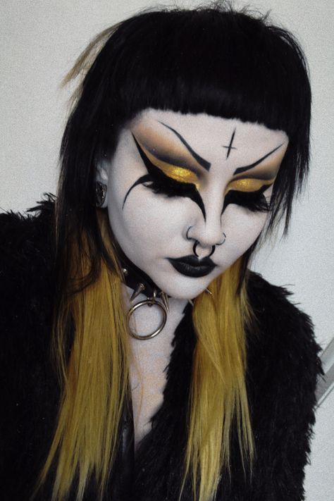 Plus Size Goth Makeup, Trad Goth Pride Makeup, Gold Goth Makeup, Black Goth Makeup, Yellow Goth, Yellow Goth Makeup, Big Eyeliner Goth, Alternative Eye Makeup Goth, Mall Goth Eyeliner