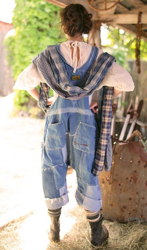 Farmcore Outfit, Punk Cottagecore, Solarpunk Fashion, Magnolia Pearl Style, Robin Brown, Farmer Outfit, Magnolia Pearl Clothing, Fredericksburg Texas, Modern Hippie