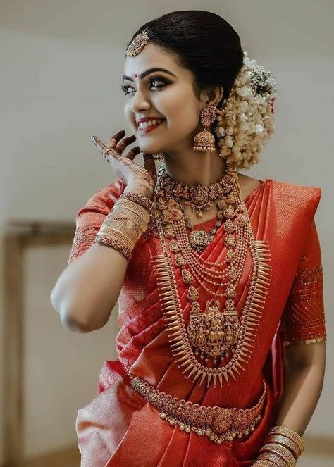 South Indian Bridal Photoshoot Ideas Marriage Bride Poses, South Indian Bride Photography Poses, Kerala Bride Poses, Kerala Bride Photoshoot, Hindu Bride Poses, Bride Poses In Saree, South Indian Poses, South Indian Bride Poses, Single Bride Poses Indian Wedding