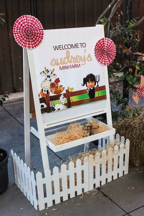 Farm Party Ideas, Wagon Wheel Table, Farmyard Party, Wheel Table, Farm Themed Party, Barnyard Birthday Party, Farm Theme Birthday, Farm Animal Party, Farm Animals Birthday Party