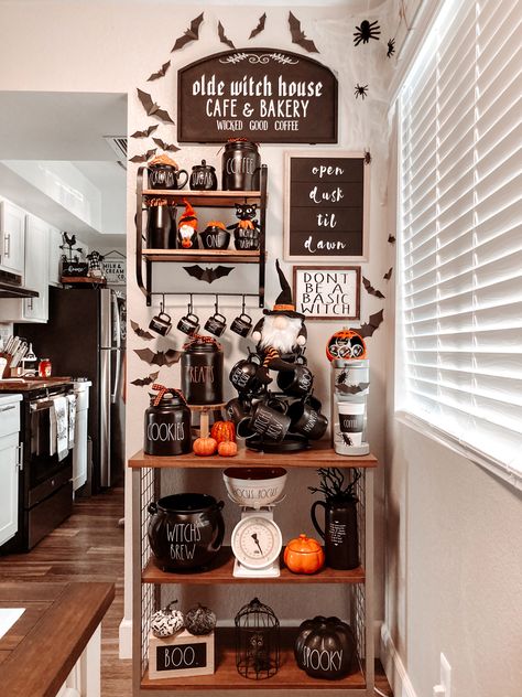 Halloween Coffee Bar Ideas, Goth Coffee Bar, Fall Coffee Bar Ideas, Spooky Coffee Bar, Halloween Coffee Bar, Goth Kitchen, Spooky Coffee, Home Coffee Stations, Halloween Mugs