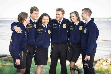 Ffa Officer Pictures, Ffa Pictures, Team Picture Poses, Livestock Photography, Ffa Ideas, Ag Teacher, Team Pictures, Group Pictures, Ffa