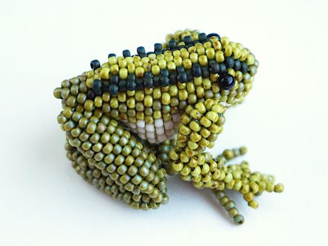 Seed Bead Frog Pattern, Bead Bugs Diy, Beaded Frog Tutorial, Beaded Frog Pattern, Bead Frog, Frog Tutorial, Beaded Frog, Crochet Frog Pattern, Beaded Brooches