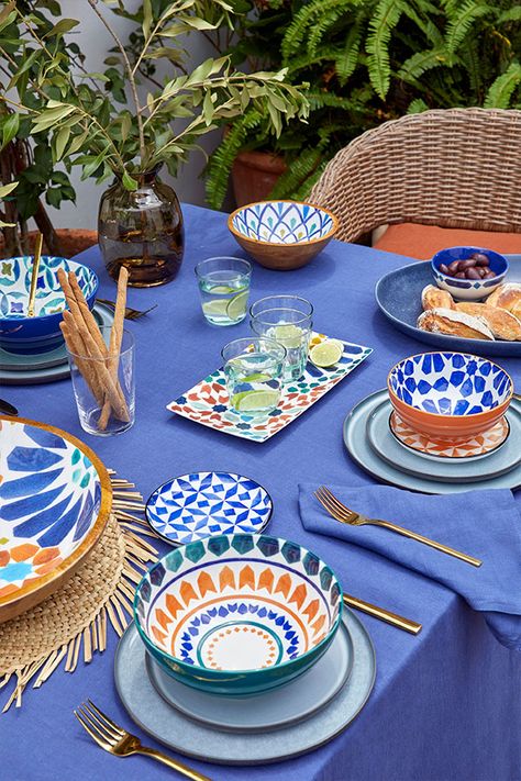 Mediterranean Table, Chinoiserie Interior, Mediterranean Dining, Eastern Mediterranean, Table Setting Decor, Pottery Painting Designs, Tableware Design, Summer Tables, Ceramic Set