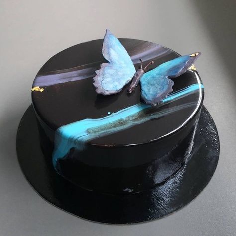 Dark Cakes Design, Dark Chocolate Cake Design, Mirror Glaze Cake Design, Dark Birthday Cake, Galaxy Mirror Glaze Cake, Mother's Cake, Mousse Entremet, Dark Cake, Chocolate Butterfly