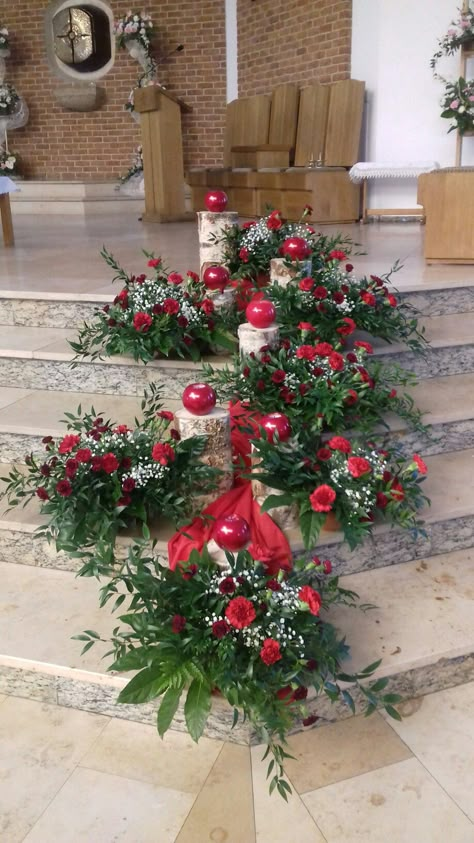 Easter Altar Decorations, Jesus Christmas Decorations, Christmas Flower Decorations, Church Christmas Decorations, Church Altar Decorations, Altar Flowers, Large Flower Arrangements, Christmas Bouquet, Christmas Flower Arrangements