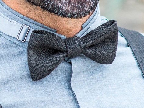 Husband Gift Ideas, Groom And Groomsmen Outfits, Rustic Groom, Grey Bow Tie, Rustic Wedding Backdrops, Groom Bowtie, Groomsmen Bowtie, Groomsmen Outfits, Gray Wedding