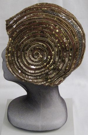 1920s sequinned cloche 20s Fashion, Love Hat, Historical Costume, 1920s Fashion, Gold Sequins, Mode Vintage, Fashion History, Hats Vintage, Gatsby