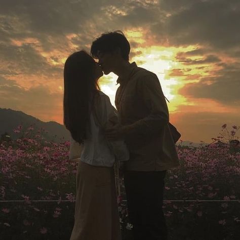 couple and tumblr image Uzzlang Couple Kiss, Uzzlang Couple Aesthetic, Ulzzang Couple Kiss, Moda Ulzzang, Kore Ulzzang, Mode Ulzzang, Romantic Questions, Korean Ulzzang, Ulzzang Couple