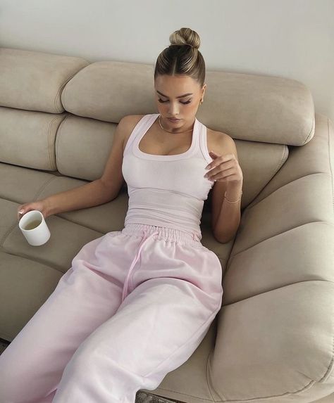 Pink Athleisure Outfits, Girly Gym Outfits, Gym Outfit Joggers, Girly Loungewear, Pink Joggers Outfit, Minako Aino, Pink Joggers, Outfit Pink, Joggers Outfit