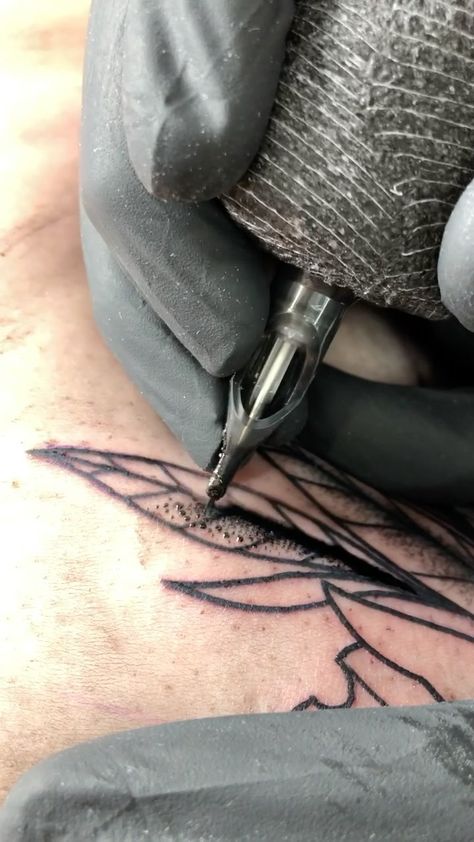 ewers_tattoos on Instagram: ▪️ this has to be one of the most satisfying ways to shade a tattoo . . #tattoo #tattoos #tattoovideo #tattoovideos #howtotattoo… Tattoo Artist Astethic, Tattoo Apprentice Aesthetic, Tattoo Artist Instagram Feed, Most Satisfying, Tattoo Videos, Arrow Necklace, Tattoos, Instagram