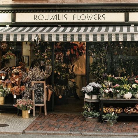 Storefront Aesthetic, Spring Pics, Flower Shop Decor, Streets Of Paris, Flower Boutique, Flower Store, Lily Bloom, Florist Shop, Nothing But Flowers