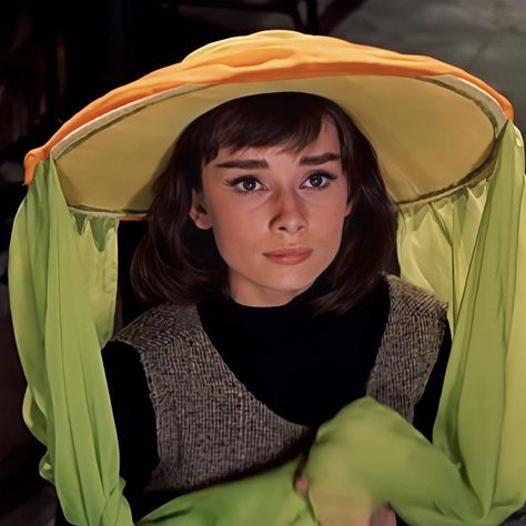 Funny Face 1957 Aesthetic, Audrey Hepburn No Makeup, Funny Face Film, Funny Face Audrey Hepburn, Funny Face Audrey, Funny Face Movie, Audrey Hepburn Funny, Funny Face 1957, Audrey Hepburn Funny Face